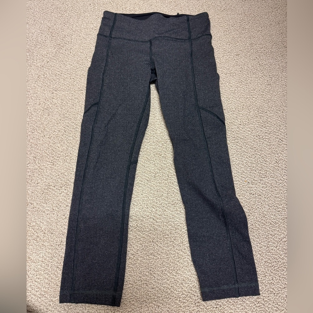 LULULEMON EUC SIZE 4 BLACK/GREY CHEVRON LEGGINGS